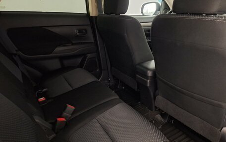 Mitsubishi Outlander III рестайлинг 3, 2018 год, 1 799 000 рублей, 13 фотография