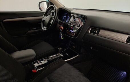 Mitsubishi Outlander III рестайлинг 3, 2018 год, 1 799 000 рублей, 12 фотография