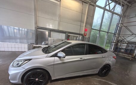 Hyundai Solaris II рестайлинг, 2011 год, 750 000 рублей, 10 фотография