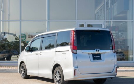 Toyota Noah III, 2016 год, 1 900 000 рублей, 2 фотография