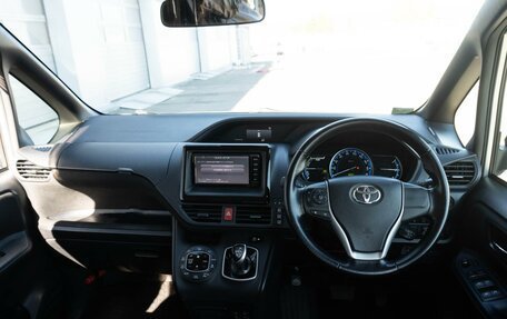 Toyota Noah III, 2016 год, 1 900 000 рублей, 11 фотография