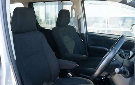 Toyota Noah III, 2016 год, 1 900 000 рублей, 16 фотография