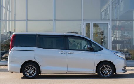 Toyota Noah III, 2016 год, 1 900 000 рублей, 5 фотография
