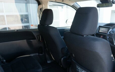 Toyota Noah III, 2016 год, 1 900 000 рублей, 17 фотография