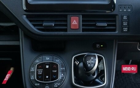Toyota Noah III, 2016 год, 1 900 000 рублей, 21 фотография
