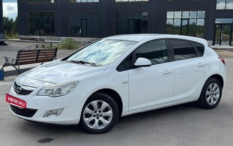 Opel Astra J, 2011 год, 630 000 рублей, 2 фотография