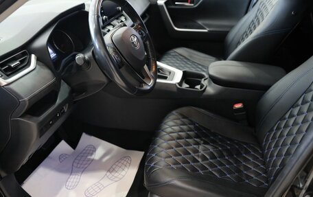 Toyota RAV4, 2021 год, 3 200 000 рублей, 9 фотография