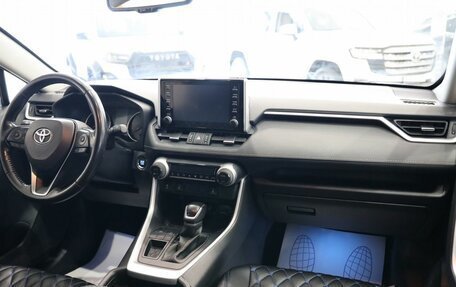 Toyota RAV4, 2021 год, 3 200 000 рублей, 12 фотография