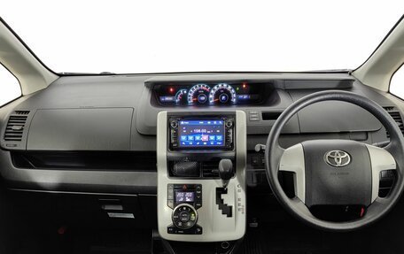 Toyota Voxy II, 2012 год, 1 190 000 рублей, 12 фотография