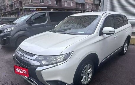 Mitsubishi Outlander III рестайлинг 3, 2019 год, 1 600 000 рублей, 2 фотография