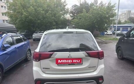 Mitsubishi Outlander III рестайлинг 3, 2019 год, 1 600 000 рублей, 3 фотография
