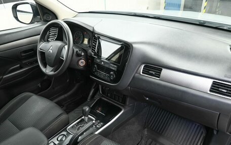 Mitsubishi Outlander III рестайлинг 3, 2017 год, 1 799 900 рублей, 10 фотография