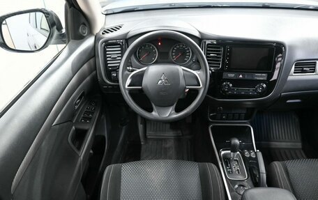 Mitsubishi Outlander III рестайлинг 3, 2017 год, 1 799 900 рублей, 12 фотография