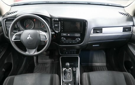 Mitsubishi Outlander III рестайлинг 3, 2017 год, 1 799 900 рублей, 11 фотография