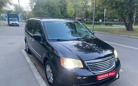 Chrysler Voyager IV, 2012 год, 1 460 000 рублей, 2 фотография