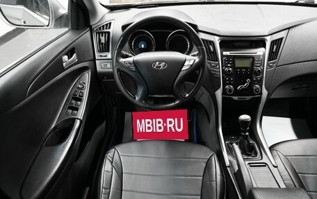 Hyundai Sonata VI, 2011 год, 845 000 рублей, 11 фотография