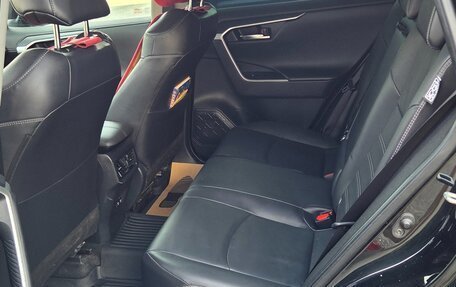 Toyota RAV4, 2021 год, 3 700 000 рублей, 10 фотография