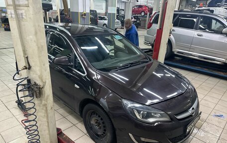 Opel Astra J, 2014 год, 860 000 рублей, 2 фотография