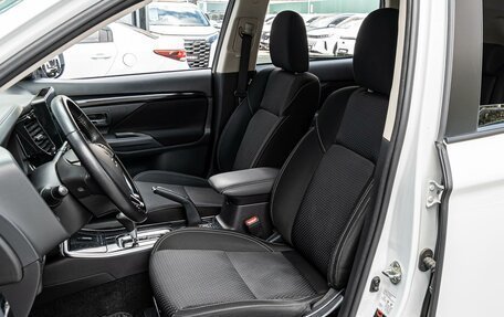 Mitsubishi Outlander III рестайлинг 3, 2019 год, 1 920 000 рублей, 10 фотография