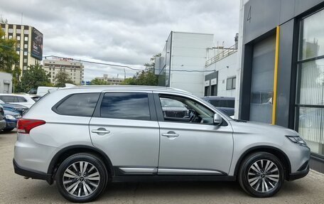 Mitsubishi Outlander III рестайлинг 3, 2021 год, 2 650 000 рублей, 4 фотография