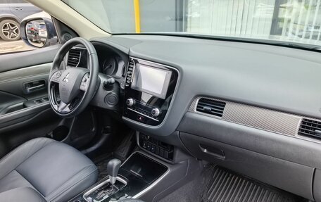 Mitsubishi Outlander III рестайлинг 3, 2021 год, 2 650 000 рублей, 11 фотография