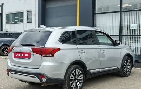 Mitsubishi Outlander III рестайлинг 3, 2021 год, 2 650 000 рублей, 5 фотография