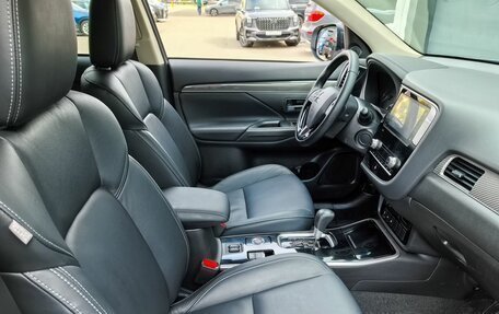 Mitsubishi Outlander III рестайлинг 3, 2021 год, 2 650 000 рублей, 12 фотография