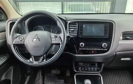 Mitsubishi Outlander III рестайлинг 3, 2021 год, 2 650 000 рублей, 14 фотография