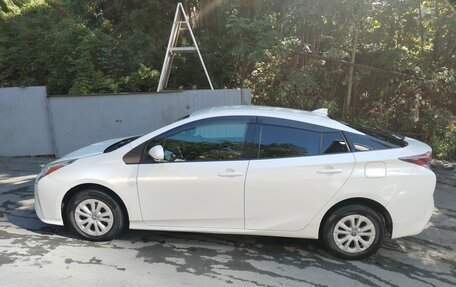 Toyota Prius IV XW50, 2016 год, 1 050 000 рублей, 5 фотография