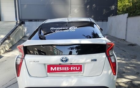 Toyota Prius IV XW50, 2016 год, 1 050 000 рублей, 3 фотография