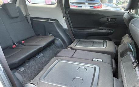 Toyota Wish II, 2017 год, 1 400 000 рублей, 14 фотография