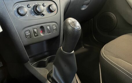 Renault Logan II, 2018 год, 990 000 рублей, 16 фотография