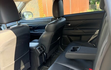 Mitsubishi Outlander III рестайлинг 3, 2019 год, 2 300 000 рублей, 4 фотография