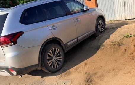 Mitsubishi Outlander III рестайлинг 3, 2019 год, 2 300 000 рублей, 3 фотография