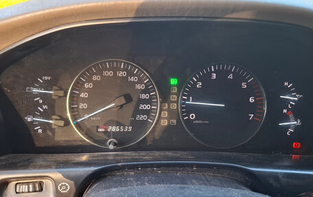 Toyota Land Cruiser 100 рестайлинг 2, 2006 год, 2 500 000 рублей, 11 фотография