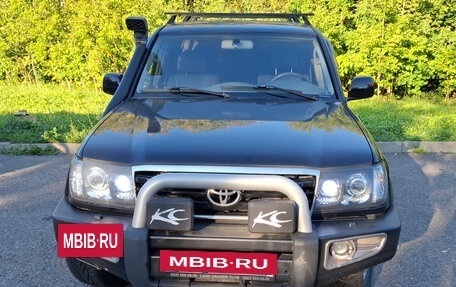 Toyota Land Cruiser 100 рестайлинг 2, 2006 год, 2 500 000 рублей, 2 фотография
