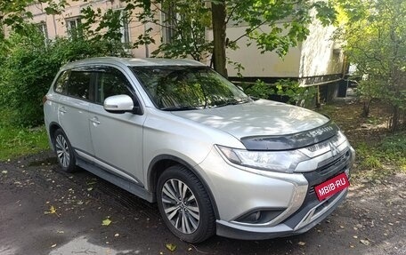 Mitsubishi Outlander III рестайлинг 3, 2020 год, 2 499 000 рублей, 2 фотография