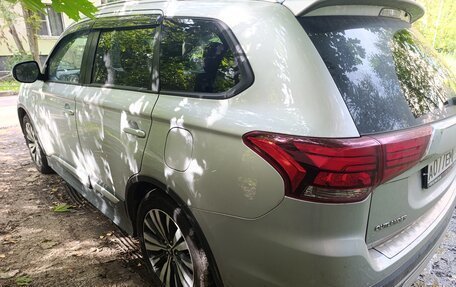 Mitsubishi Outlander III рестайлинг 3, 2020 год, 2 499 000 рублей, 4 фотография