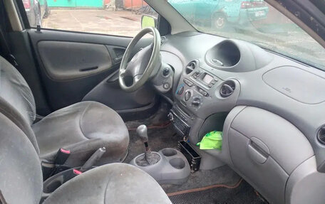 Toyota Yaris I рестайлинг, 2001 год, 100 000 рублей, 5 фотография
