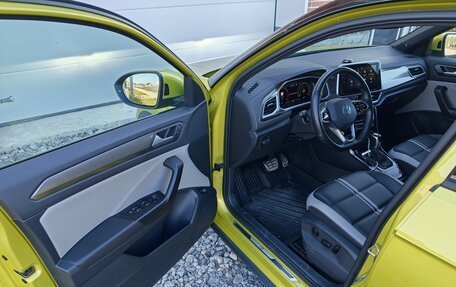 Volkswagen T-Roc I, 2023 год, 3 000 000 рублей, 18 фотография