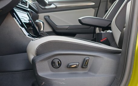 Volkswagen T-Roc I, 2023 год, 3 000 000 рублей, 19 фотография
