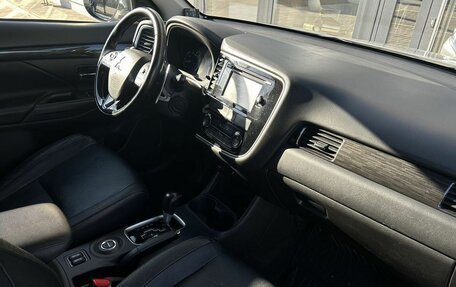 Mitsubishi Outlander III рестайлинг 3, 2016 год, 1 600 000 рублей, 26 фотография