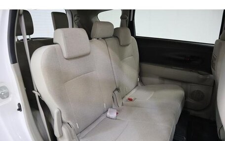 Toyota Passo Sette, 2010 год, 680 911 рублей, 13 фотография