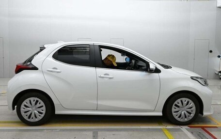 Toyota Yaris, 2024 год, 1 100 000 рублей, 4 фотография
