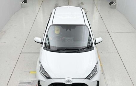 Toyota Yaris, 2024 год, 1 100 000 рублей, 2 фотография