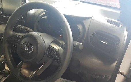 Toyota Yaris, 2024 год, 1 100 000 рублей, 9 фотография