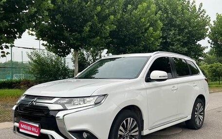 Mitsubishi Outlander III рестайлинг 3, 2022 год, 1 700 000 рублей, 1 фотография
