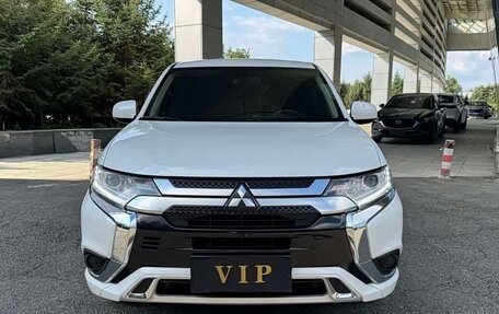Mitsubishi Outlander III рестайлинг 3, 2022 год, 1 690 000 рублей, 2 фотография