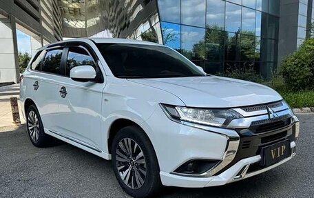 Mitsubishi Outlander III рестайлинг 3, 2022 год, 1 690 000 рублей, 3 фотография