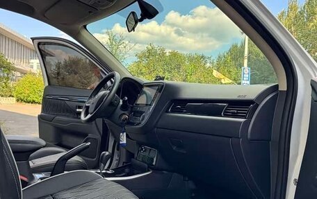 Mitsubishi Outlander III рестайлинг 3, 2022 год, 1 690 000 рублей, 9 фотография